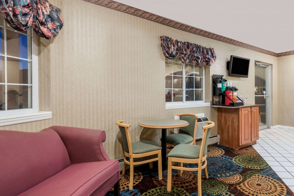 Howard Johnson by Wyndham Lenox 2