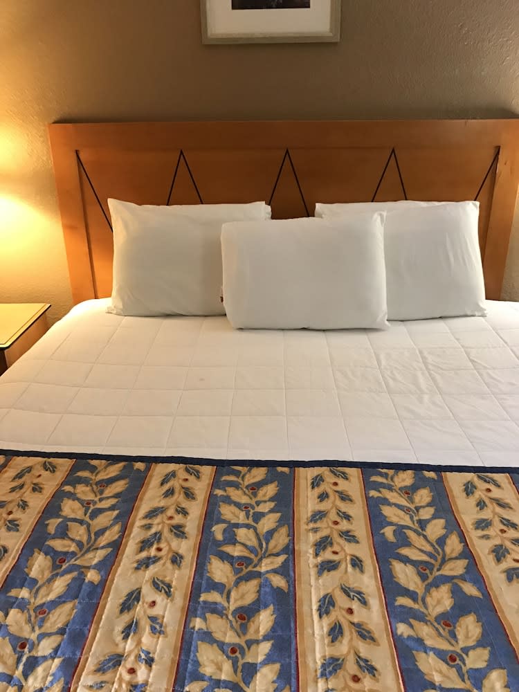 Americas Best Value Inn Laredo 4