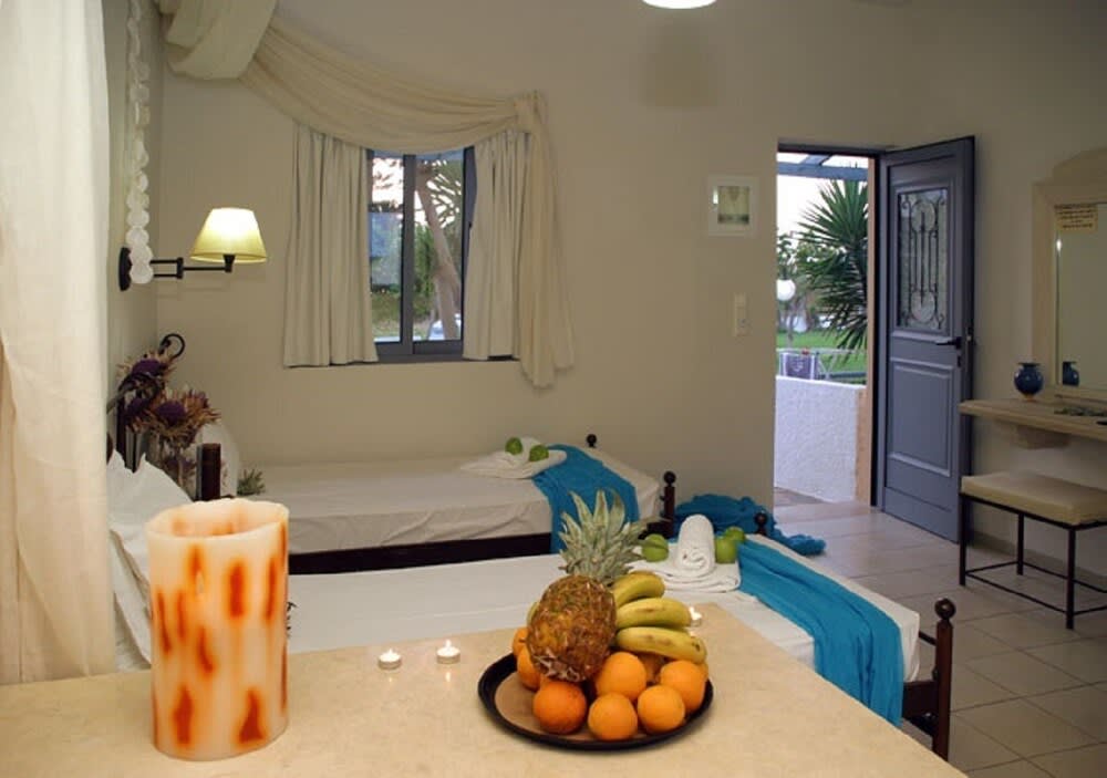Golden Bay Apartments - Pool & Garden Retreat 2