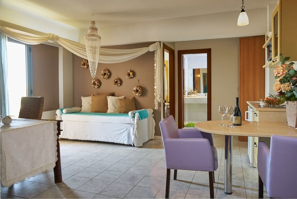 Golden Bay Apartments - Pool & Garden Retreat 2