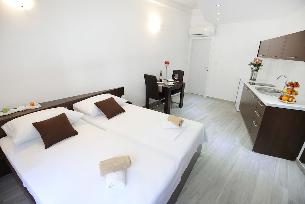 Deluxe MKC Apartments 2