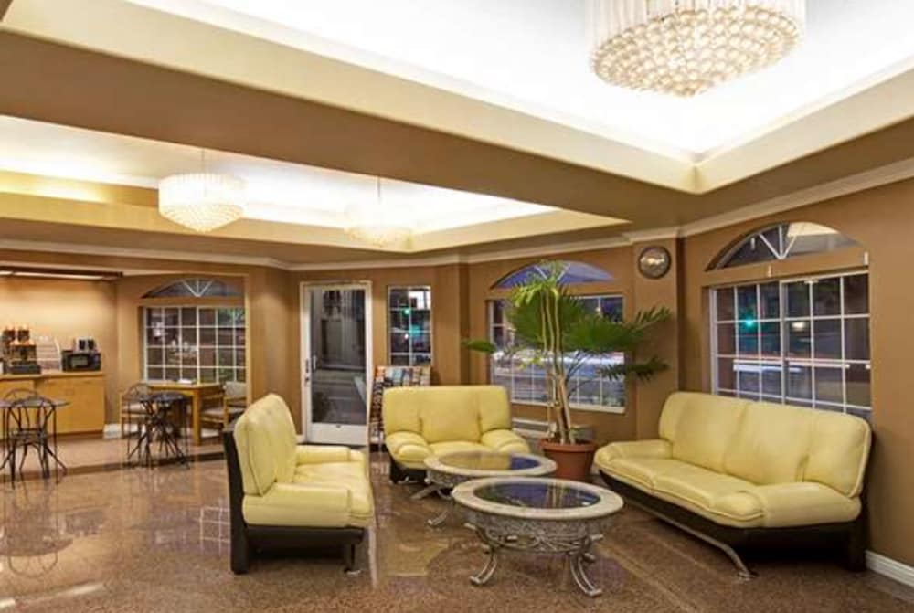 Super 8 by Wyndham Los Angeles Downtown 3