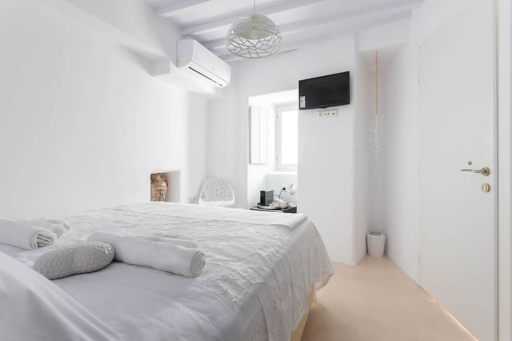 aniko suites Chora 2