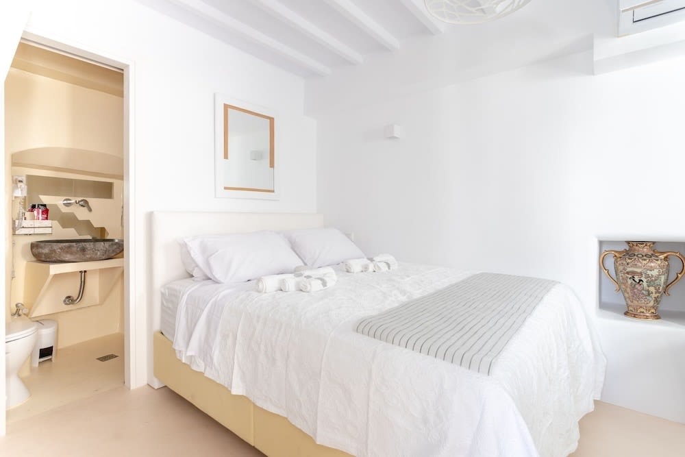 aniko suites Chora 4