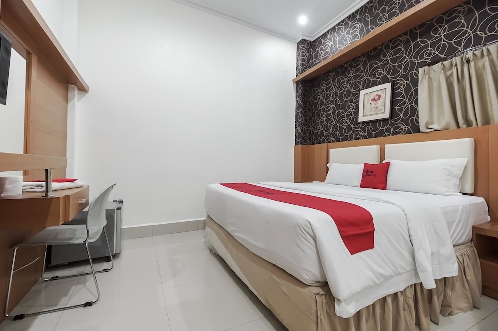 RedDoorz near Mall Panakkukang 3 1
