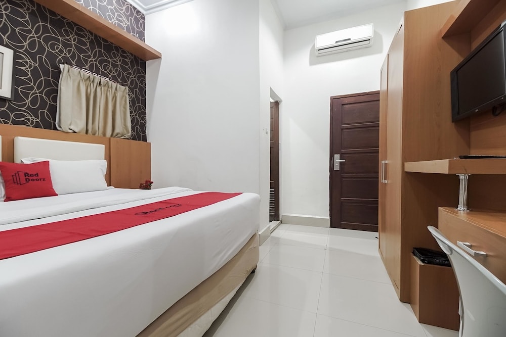 RedDoorz near Mall Panakkukang 3 5