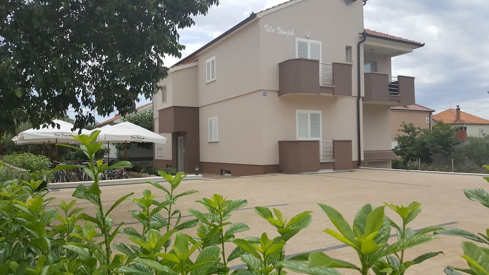 Apartments Villa Visnjik 1