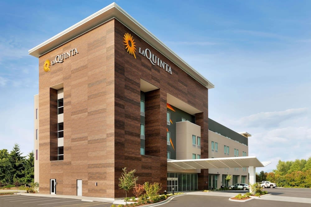 La Quinta Inn & Suites by Wyndham Burlington 1