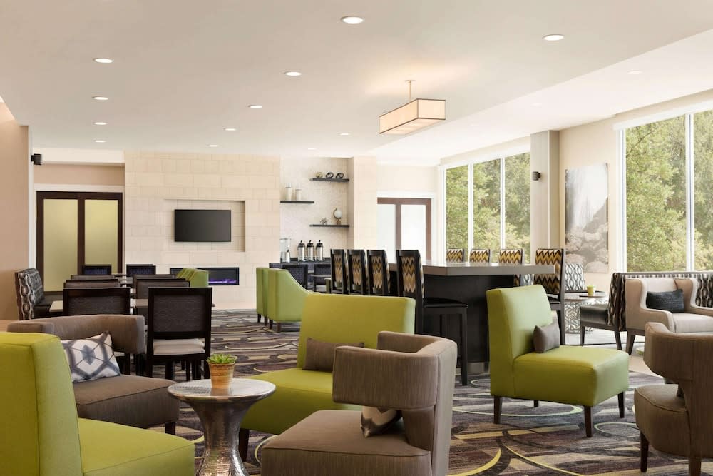 La Quinta Inn & Suites by Wyndham Burlington 3