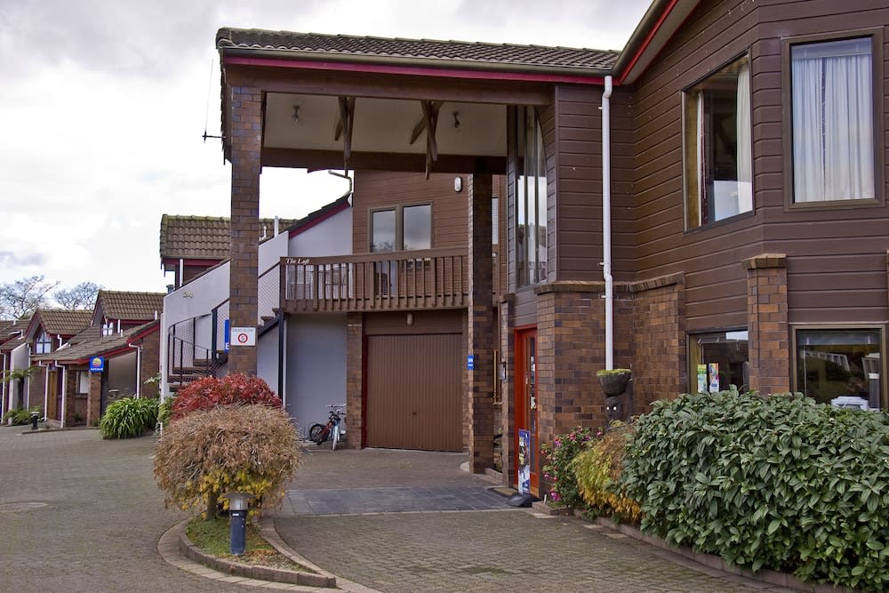 Cascades Lakefront Motel 2