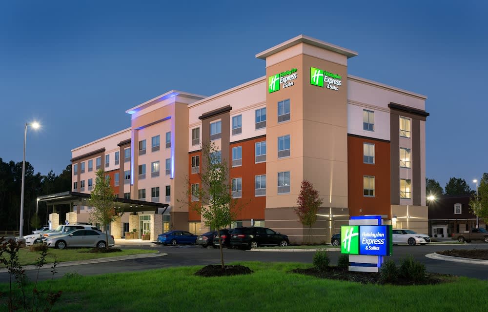 Holiday Inn Express & Suites FAYETTEVILLE SOUTH by IHG 1
