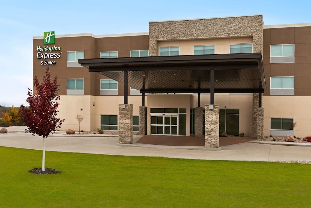Holiday Inn Express & Suites BEAVER DAM by IHG 1