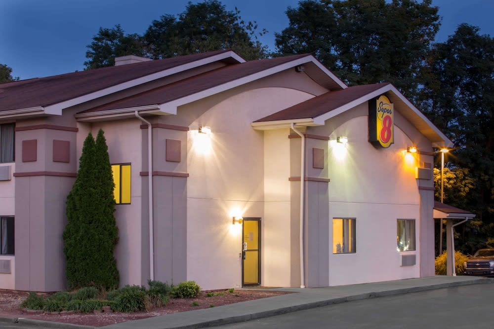 Super 8 by Wyndham Lewisburg 1