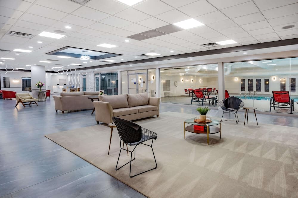 Ramada by Wyndham Hartford North - Bradley Airport 5