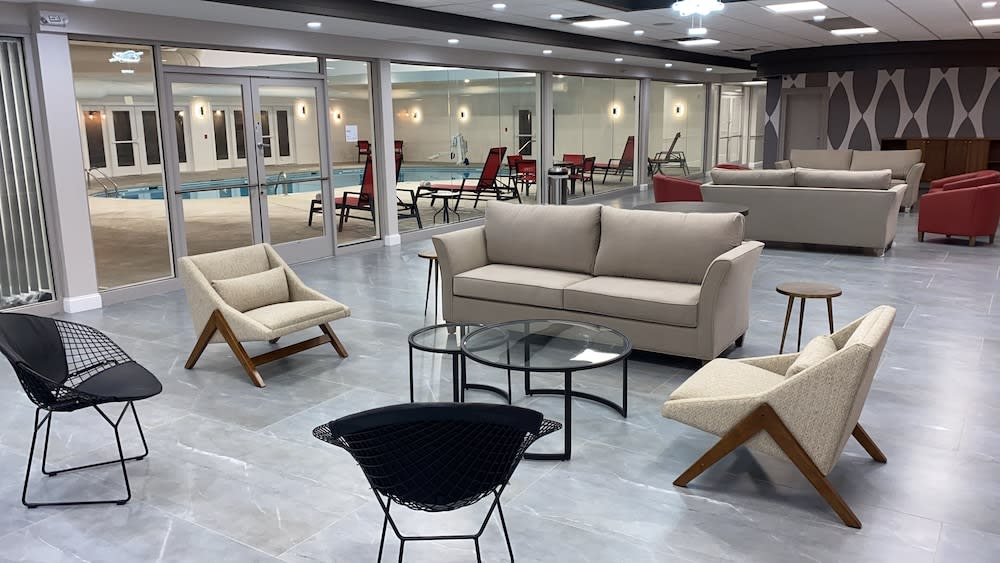 Ramada by Wyndham Hartford North - Bradley Airport 2