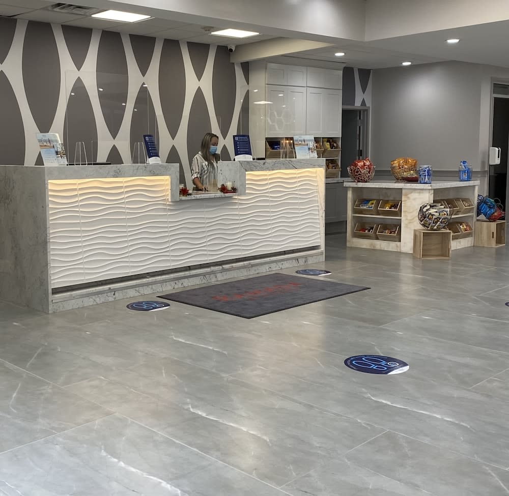 Ramada by Wyndham Hartford North - Bradley Airport 4