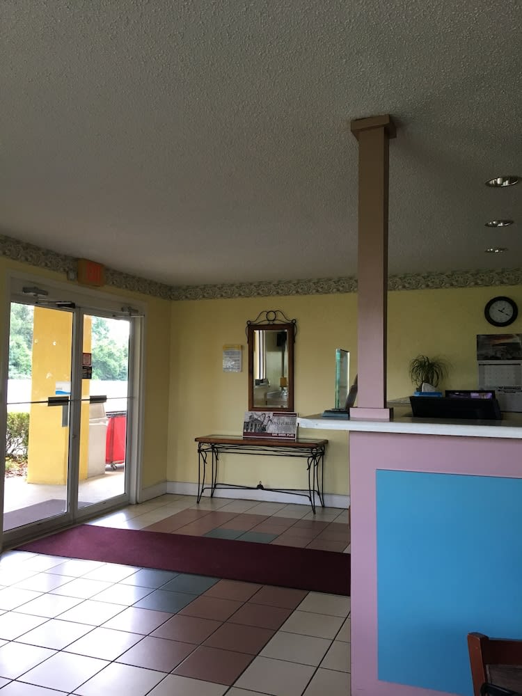 Days Inn by Wyndham Lamont/Monticello 2