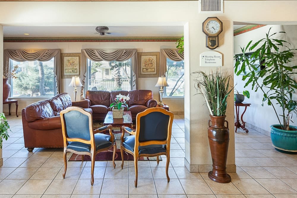 Econo Lodge San Antonio South 3