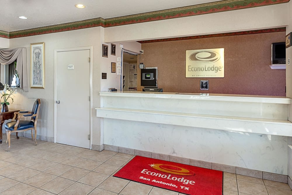 Econo Lodge San Antonio South 5