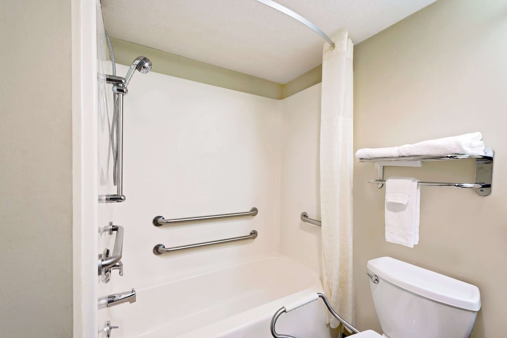 Days Inn by Wyndham Boonville 4