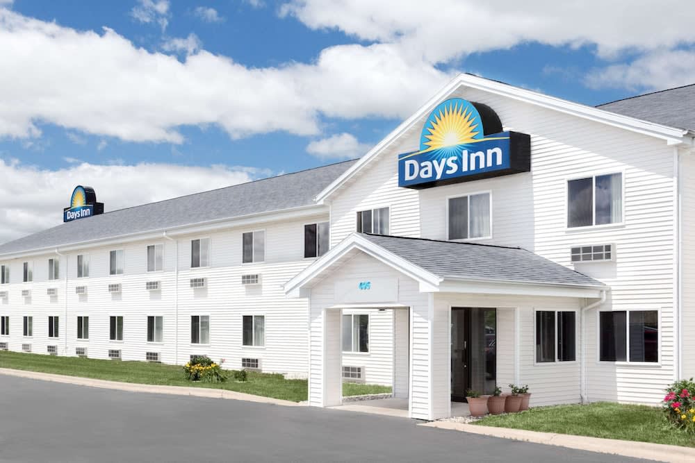 Days Inn By Wyndham Neenah 1