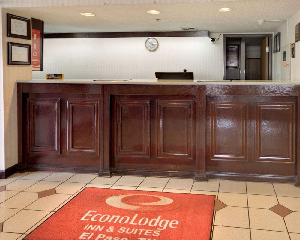 Econo Lodge Inn & Suites 2