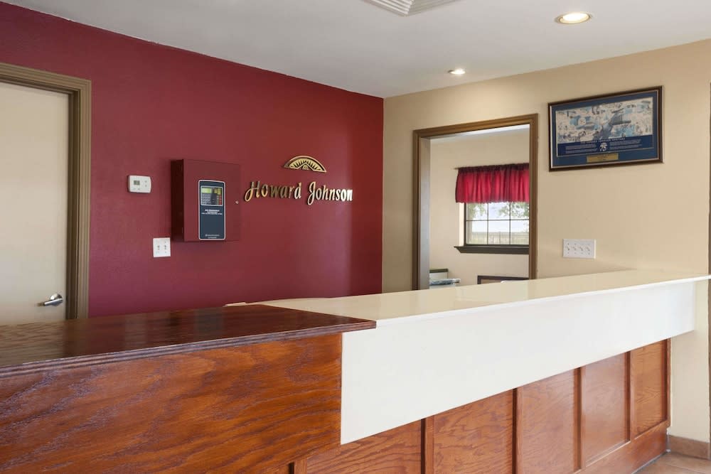 Howard Johnson by Wyndham Grand Prairie Near Lone Star Park 2