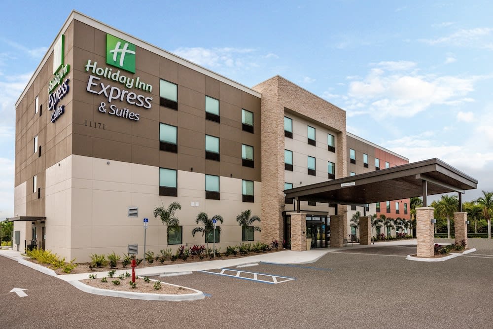 Holiday Inn Express & Suites FT MYERS BEACH-SANIBEL GATEWAY by IHG 1