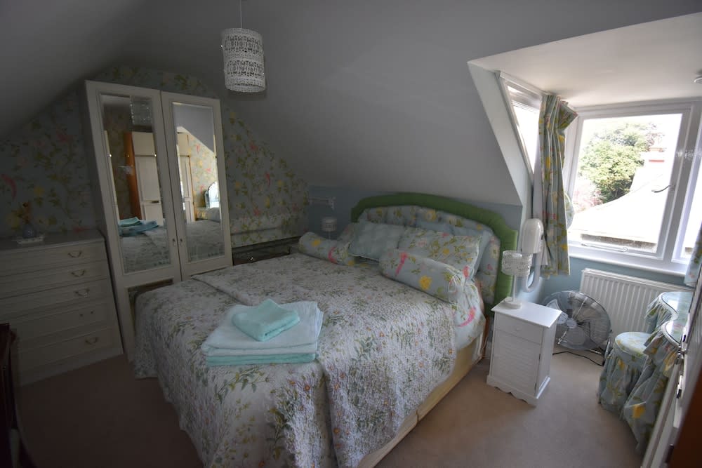 Immaculate 4-bed Apartment in Bournemouth & spa 2