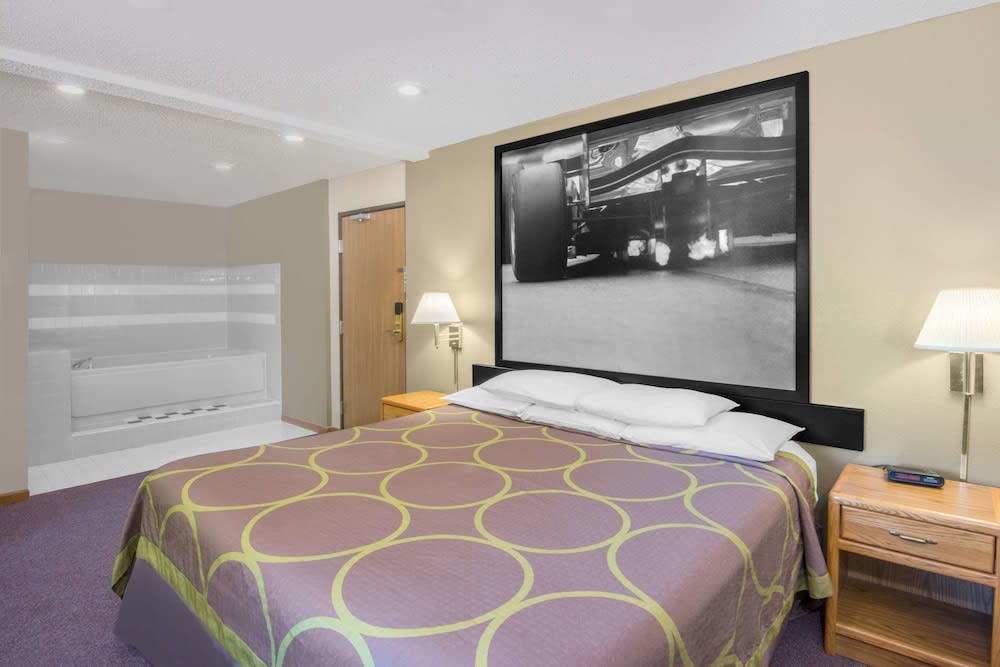Super 8 by Wyndham Knoxville 2