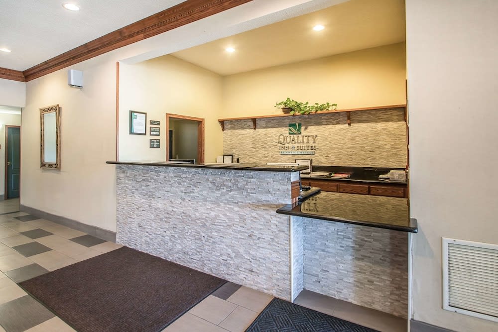 Quality Inn & Suites East Troy I-43 2