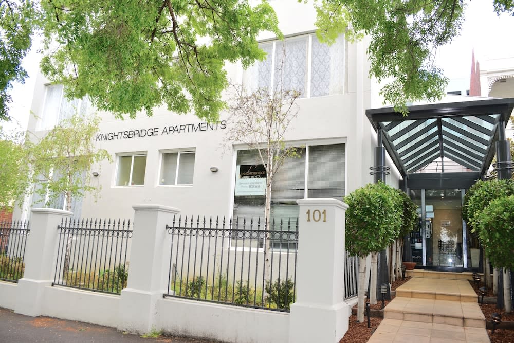 Knightsbridge Apartments 1