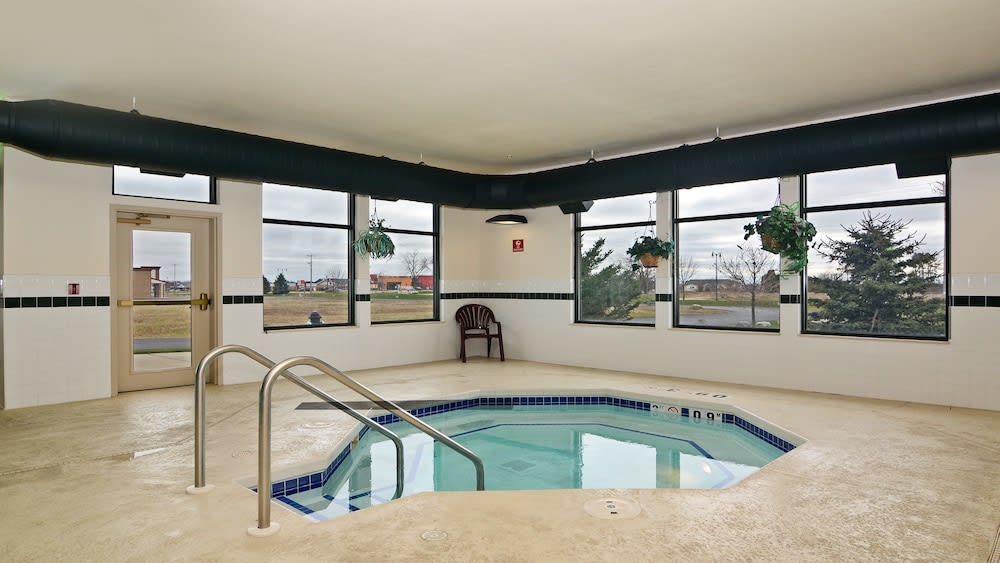 Holiday Inn Express & Suites FORT ATKINSON by IHG 1