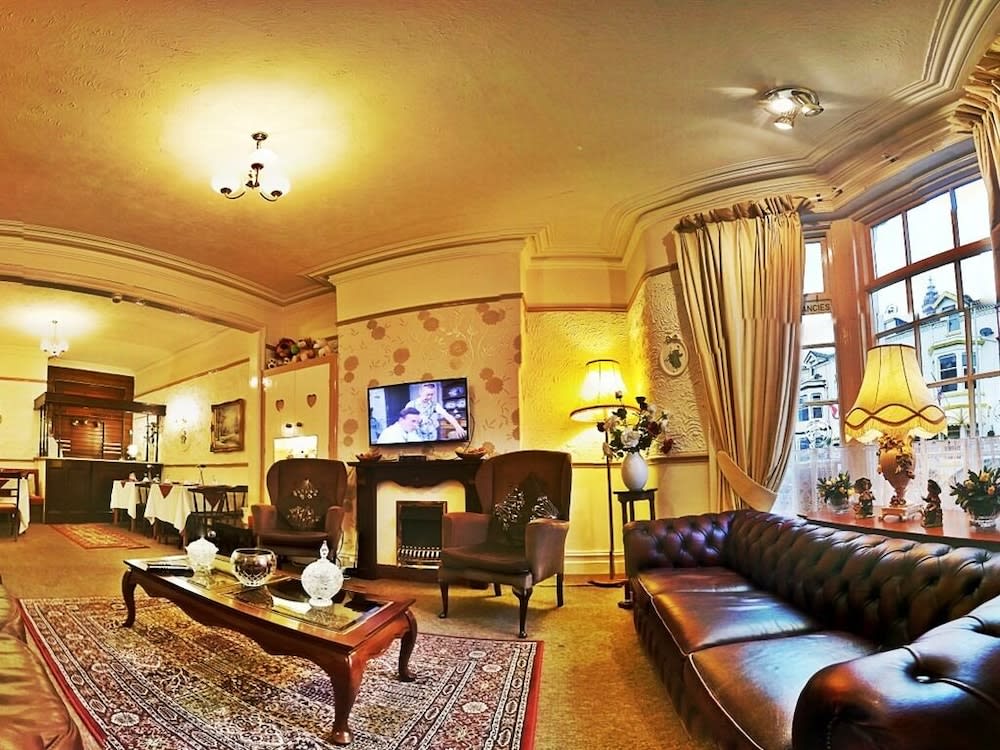 Wilsons Hotel - Blackpool Tower View 1