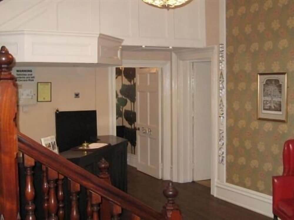 Canterbury Hotel Cottages and Apartments 2