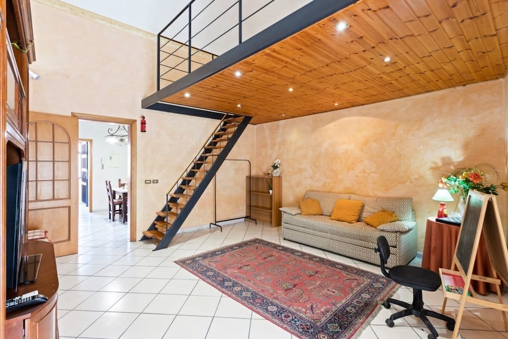 GuestHost - Castello Ursino Balcony Apartment x5 1