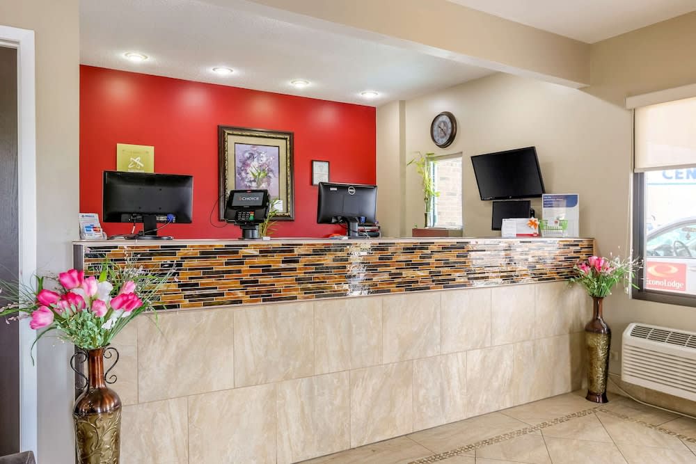 Econo Lodge Shorewood 2