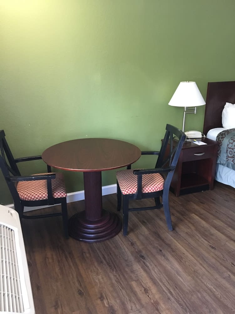 Days Inn by Wyndham Bradenton - Near the Gulf 4