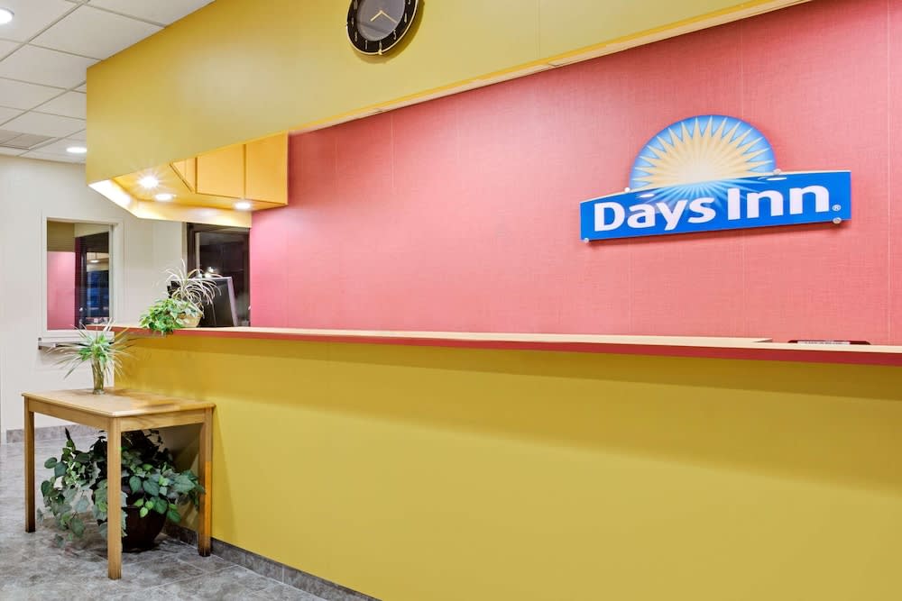 Days Inn by Wyndham Bradenton - Near the Gulf 2