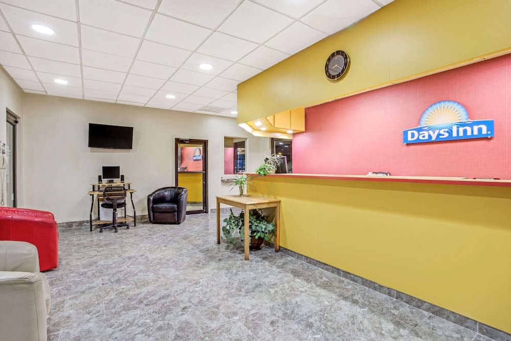 Days Inn by Wyndham Bradenton - Near the Gulf 3