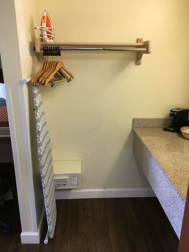 Days Inn by Wyndham Bradenton - Near the Gulf 5