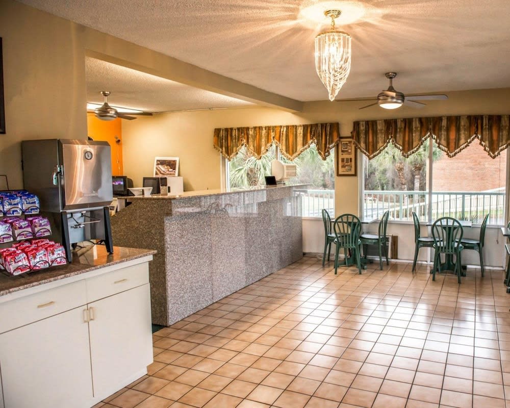 Econo Lodge Lake City-North 2