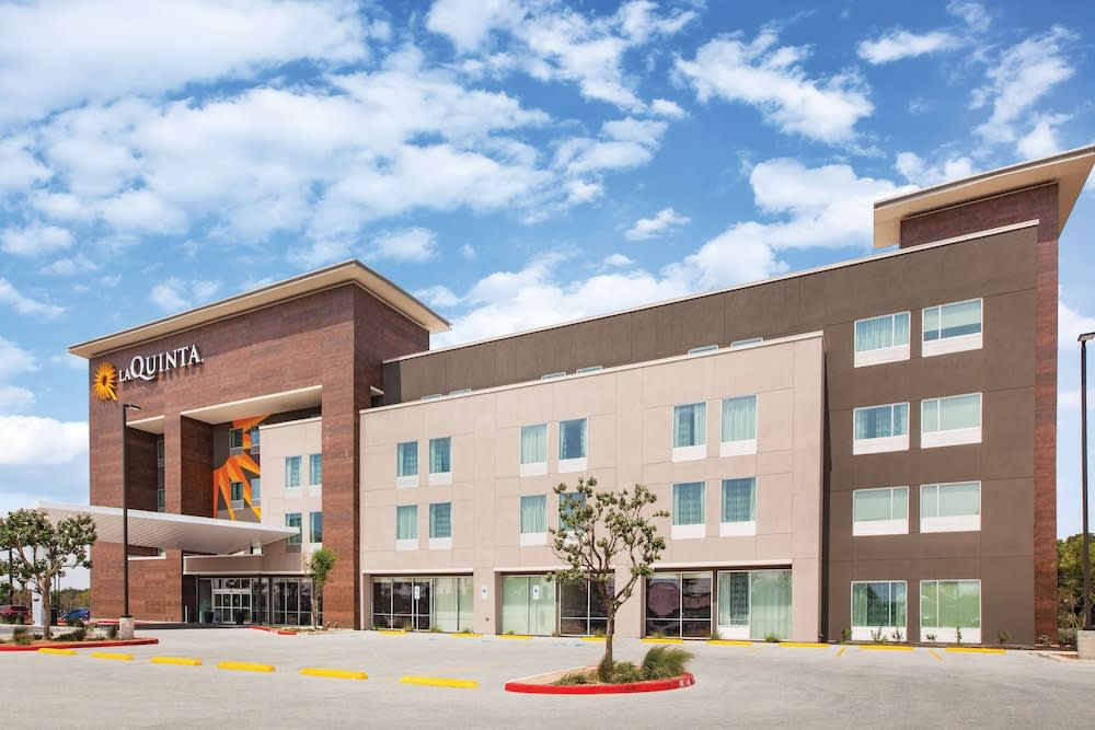 La Quinta Inn & Suites by Wyndham Bardstown 1