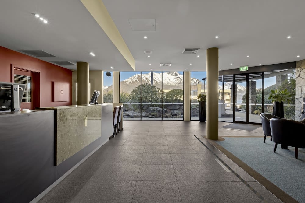 Copthorne Hotel and Apartments Queenstown Lakeview 2