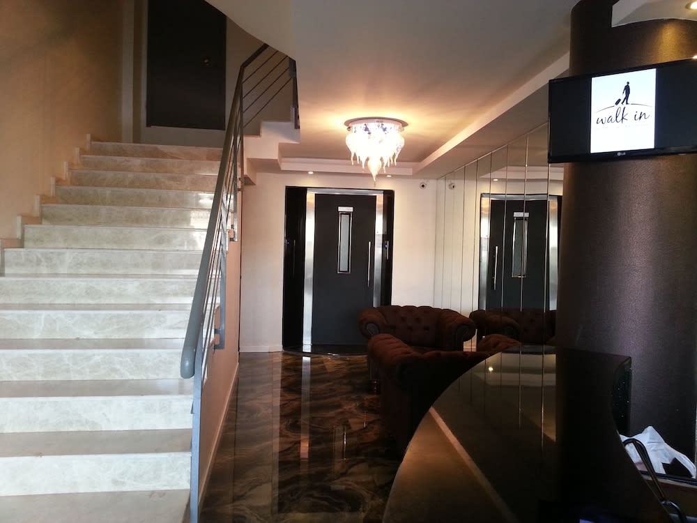 Walk In Hotel 2