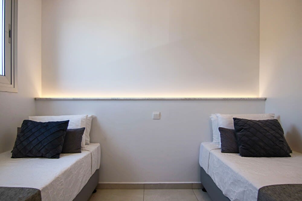 Phaedrus Living: Seaside Executive Flat Harbour 203 2