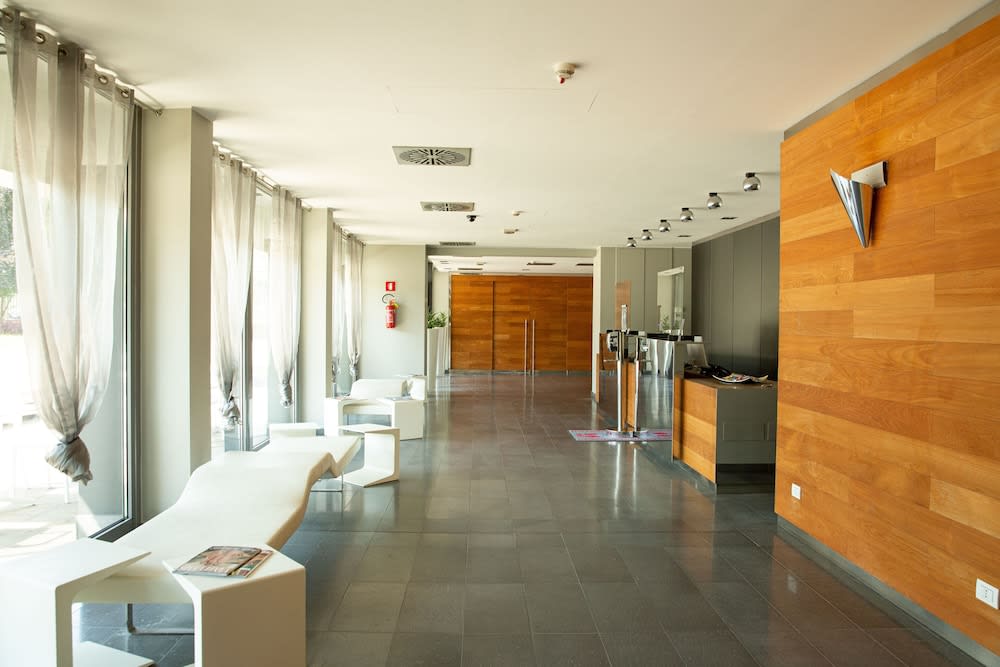 One Hotel & Restaurant 4