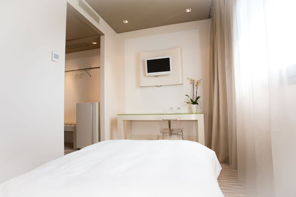 One Hotel & Restaurant 5