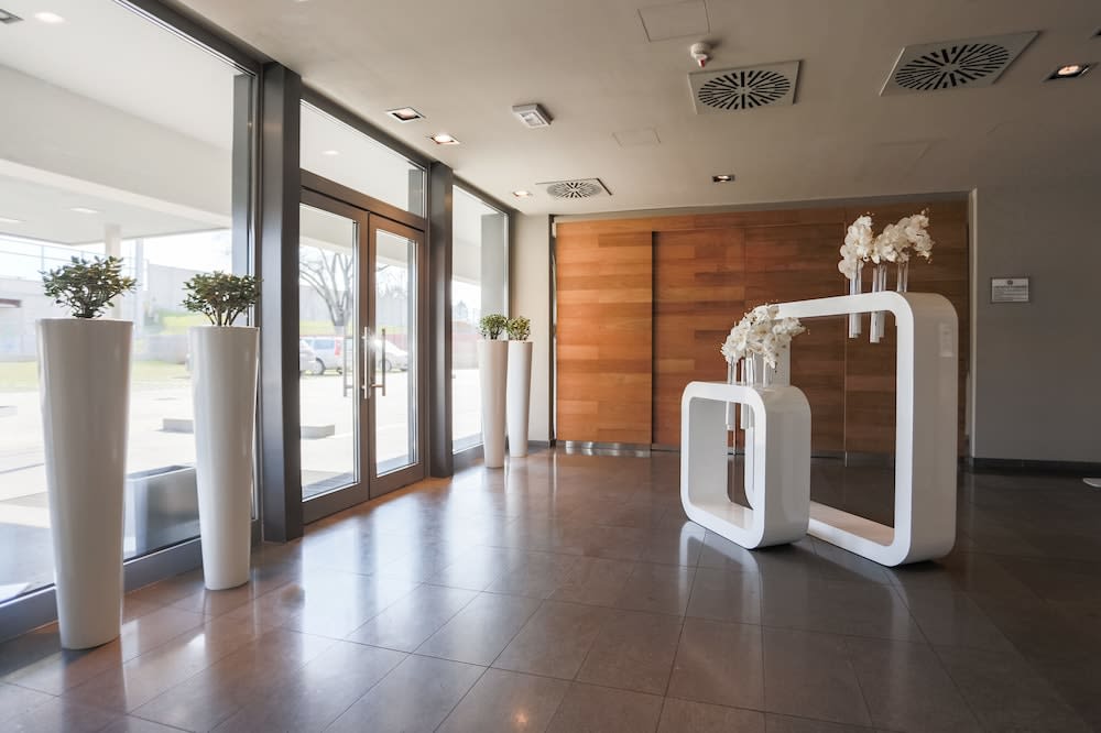 One Hotel & Restaurant 2