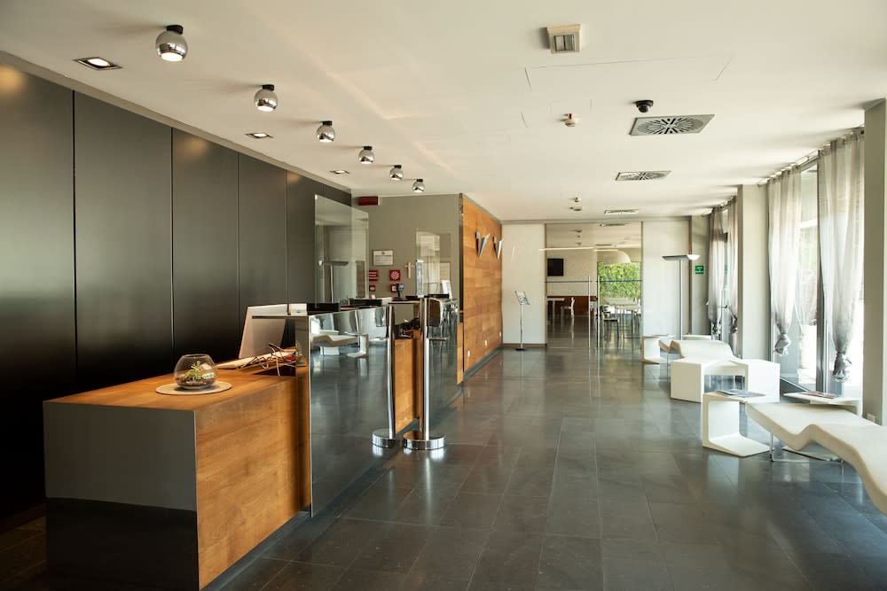 One Hotel & Restaurant 3